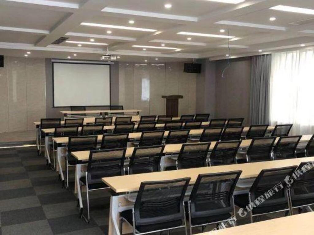 Лоян: Yake Light House Hotel (Luoyang Longmen High-speed Railway Station Kaiyuan Avenue)