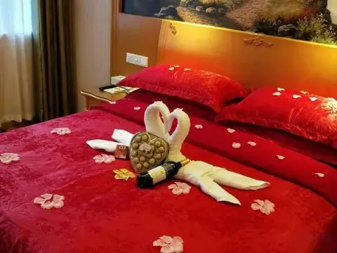 Чжаоцин: Lakeside Hotel (Sihui Dawang Park)