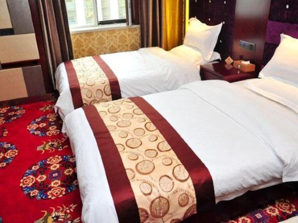 Синин: Longqing Business Hotel