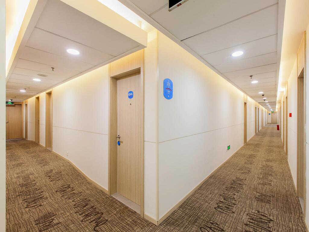 Ухань: Hanting Hotel Wuhan Lingjiaohu Metro Station