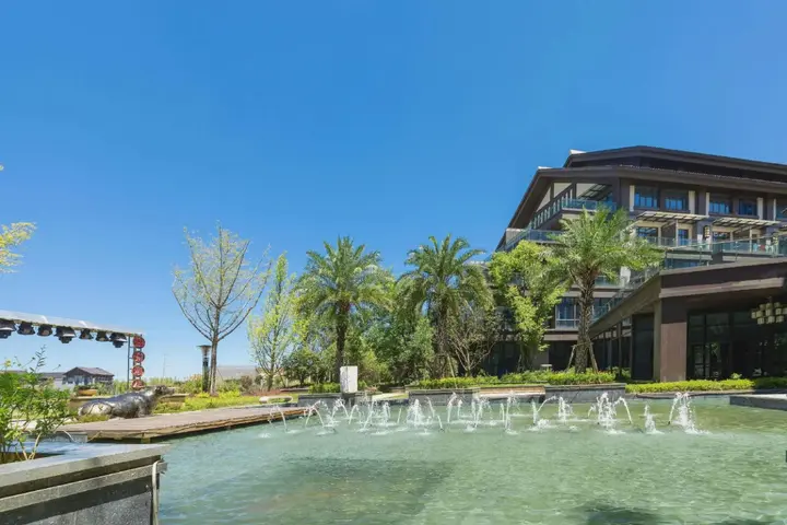 Синъи: Lake International Hotel