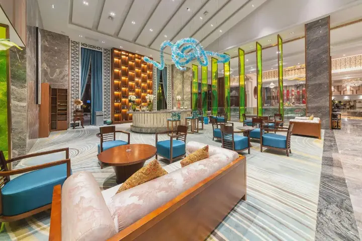 Синъи: Lake International Hotel