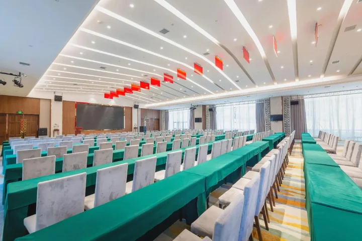 Синъи: Lake International Hotel