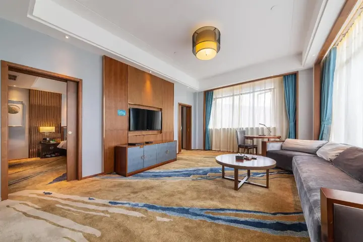 Синъи: Lake International Hotel