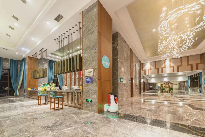 Синъи: Lake International Hotel