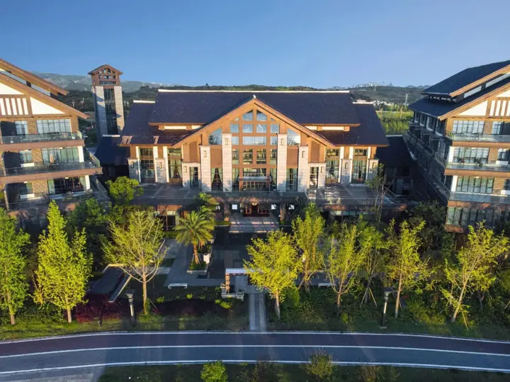 Синъи: Lake International Hotel