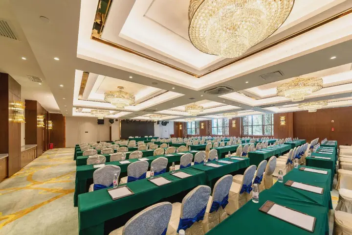 Синъи: Lake International Hotel