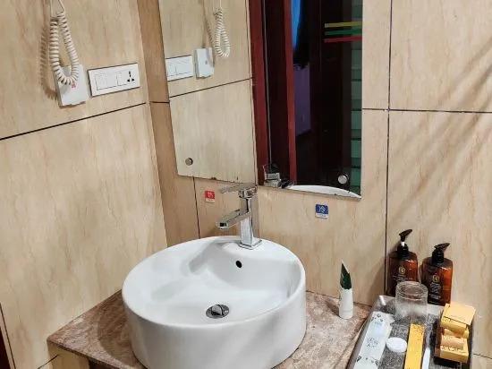 Цюйцзин: Luoping Golden Valley Taijia SPA Hotel