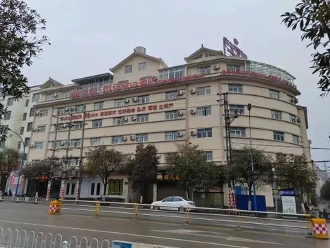 Цюйцзин: Luoping Golden Valley Taijia SPA Hotel