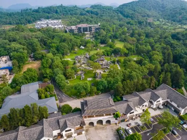 Цзиньюань: Stone Hotel