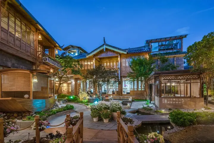 Лицзян: In The Clouds Boutique Inn