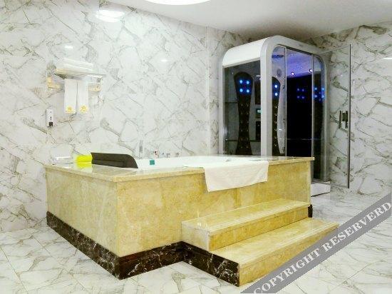 Хуанган: Hot Spring No. 1 Hotel