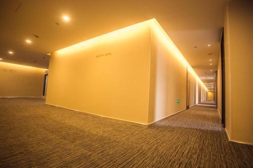 Хух-Хото: Home Inn Huayi Hotel (Yuquan District Tongda South Station)