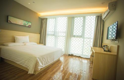 Хух-Хото: Home Inn Huayi Hotel (Yuquan District Tongda South Station)