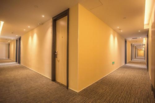 Хух-Хото: Home Inn Huayi Hotel (Yuquan District Tongda South Station)