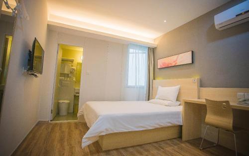 Хух-Хото: Home Inn Huayi Hotel (Yuquan District Tongda South Station)