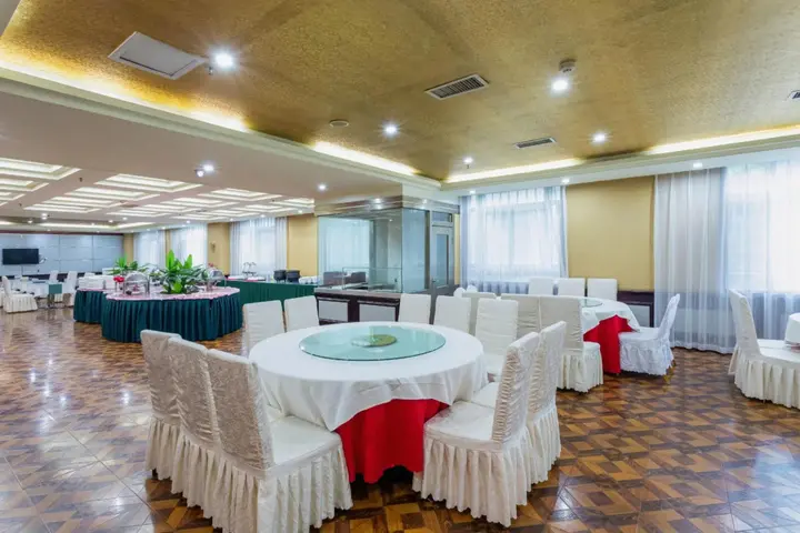 Цзуньи: Forest Hotel Zunyi
