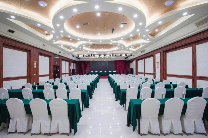 Цзуньи: Forest Hotel Zunyi