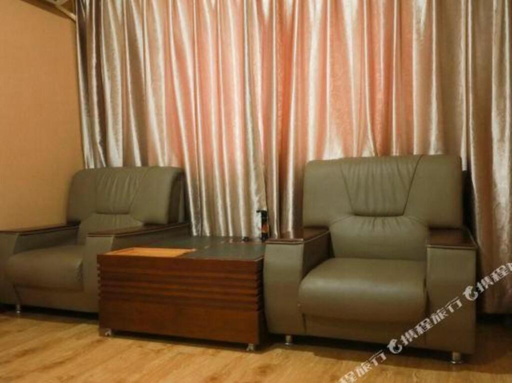 Чжанцзякоу: Yijialong Express Hotel (Zhangjiakou South Railway Station Construction Engineering College Store)