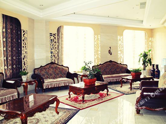 Инин: Champs Hotel