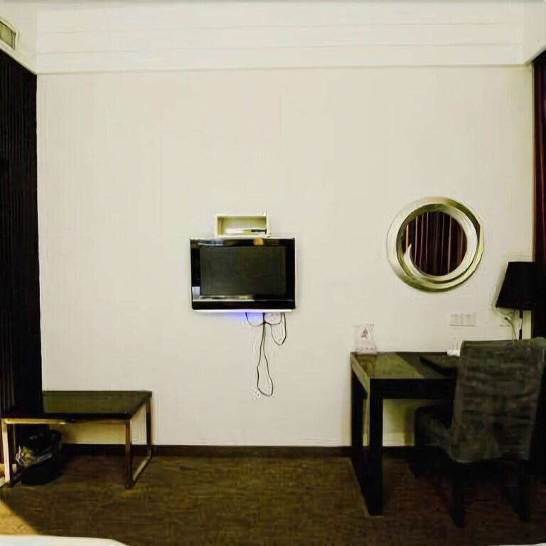 Кайфын: Jinyue Business Hotel