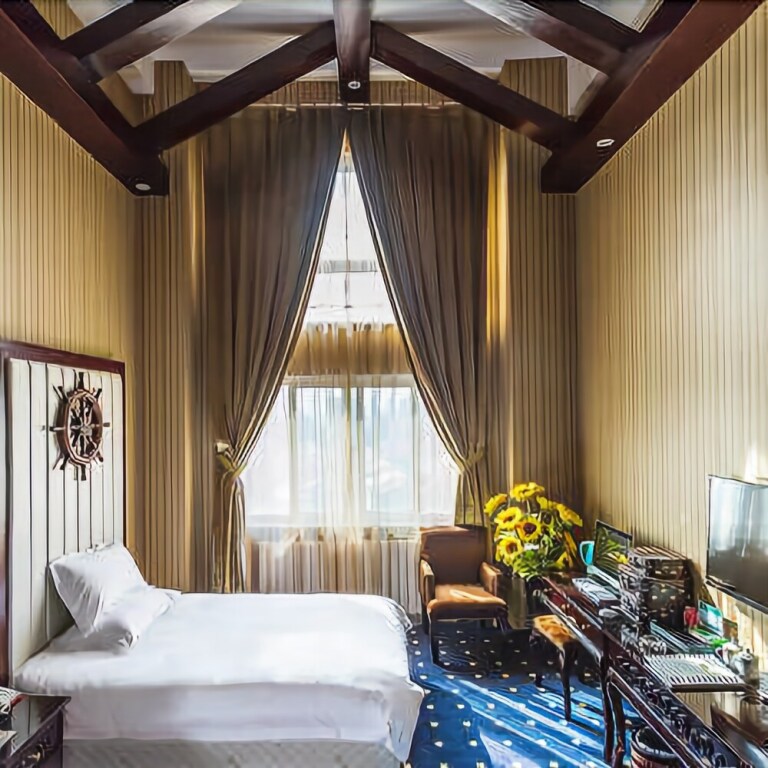 Кайфын: Baihehui Loft Hotel