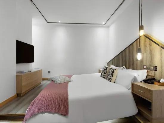 Чунцин: Cheezo High altitude river view Hotel ( Jiefangbei hongyadong store)