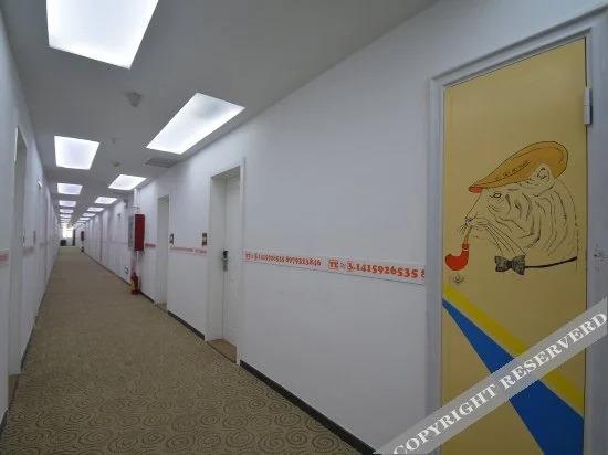 Чжэнчжоу: π HOTEL (DENGFENG BUS STATION SHAOLIN TEMPLE)