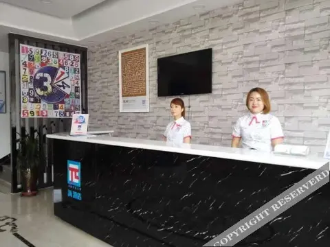 Чжэнчжоу: π HOTEL (DENGFENG BUS STATION SHAOLIN TEMPLE)