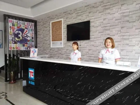 Чжэнчжоу: π HOTEL (DENGFENG BUS STATION SHAOLIN TEMPLE)
