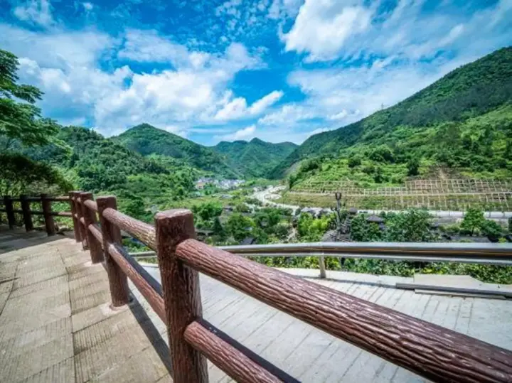 Чунцин: Guyun Langqiao Holiday Hotel