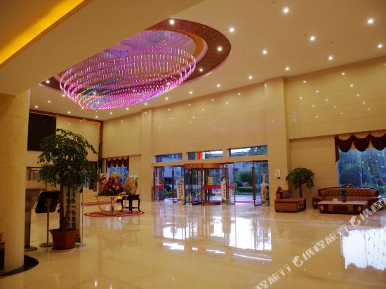 龙陵宏程商务酒店 — фото 1