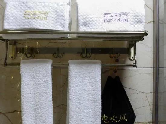 Цюйцзин: CLOUDS Hotel (Luoping Margaret)