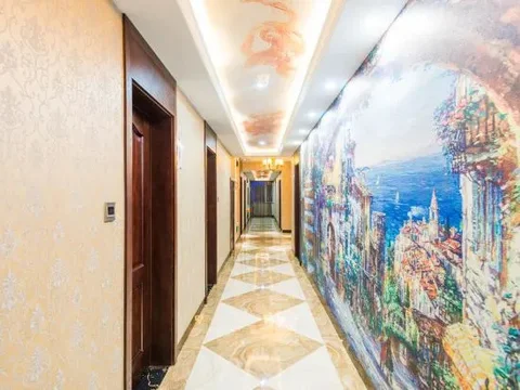 Цюйцзин: CLOUDS Hotel (Luoping Margaret)