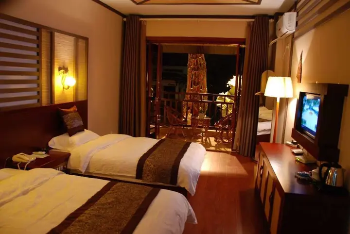 Цзинхун: Phoenix Trees Inn