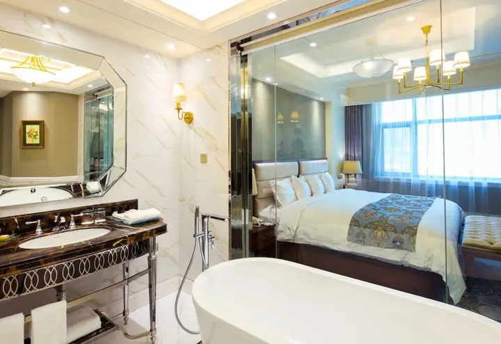 Циндао: Qingdao Laoshan Bay Hotel