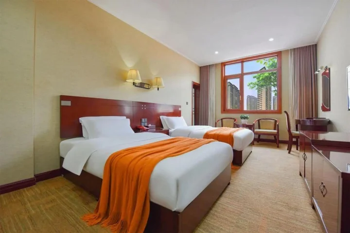 Эньши: Hefeng Huarong Business Hotel