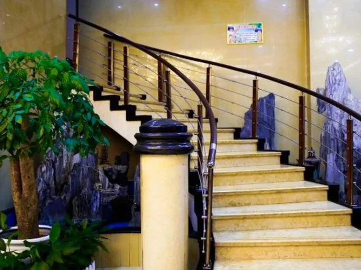 Эньши: Hefeng Huarong Business Hotel