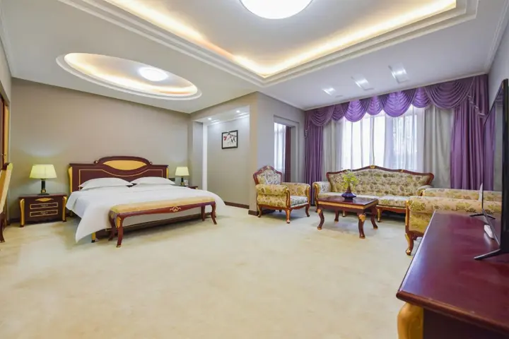 Эньши: Hefeng Huarong Business Hotel
