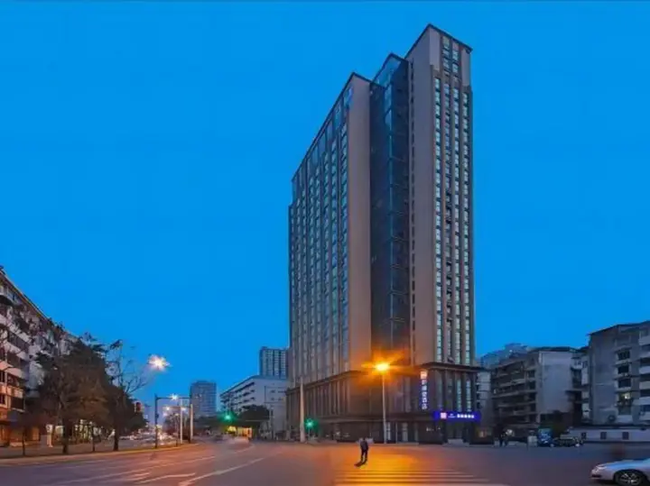 Эньши: Hefeng Huarong Business Hotel