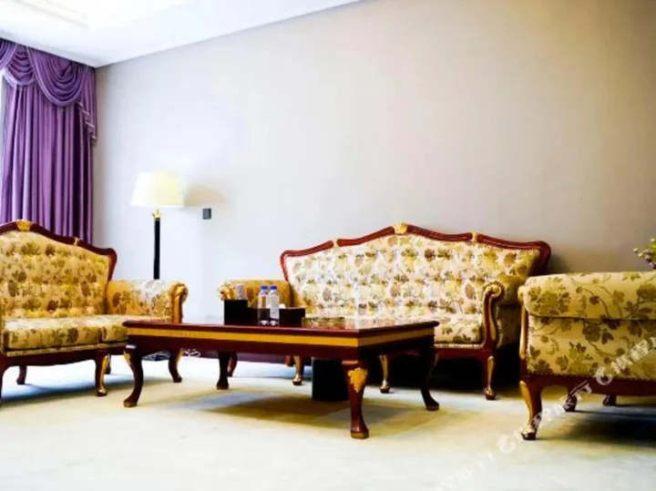 Эньши: Hefeng Huarong Business Hotel