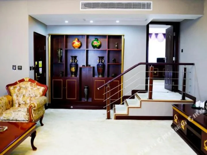 Эньши: Hefeng Huarong Business Hotel
