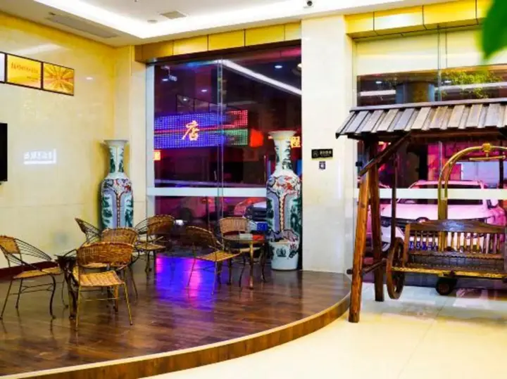 Эньши: Hefeng Huarong Business Hotel