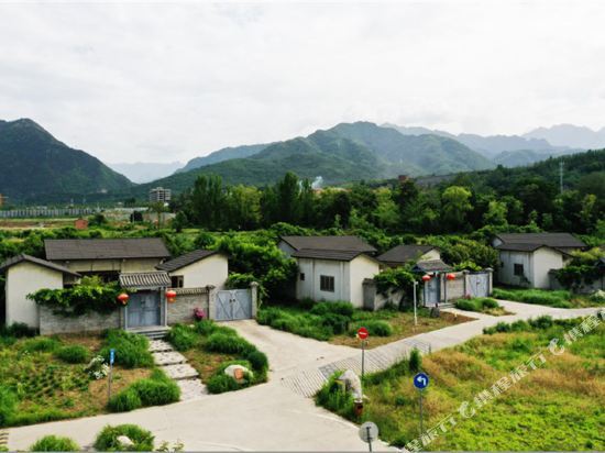 Баоцзи: Scenery Retreats (Qinling Mount Taibai Hot Spring Retreat)