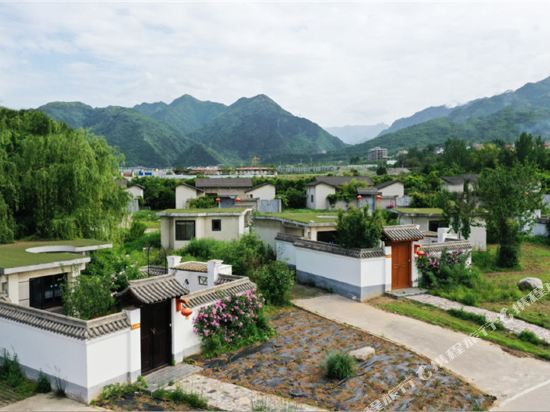 Баоцзи: Scenery Retreats (Qinling Mount Taibai Hot Spring Retreat)