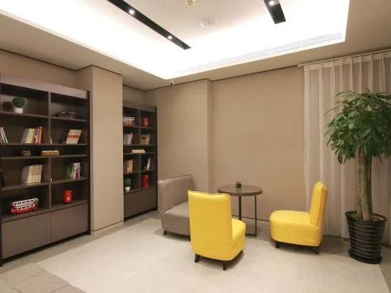 Пекин: Home Inn Plus (Beijing South Railway Station South Square)