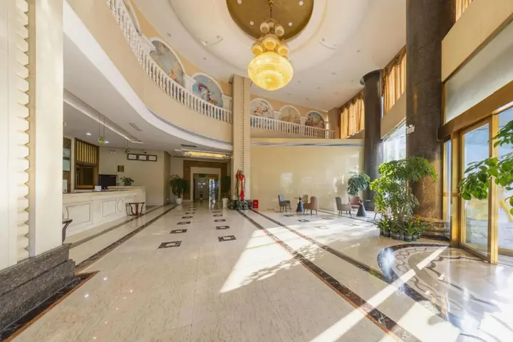 Чанша: Vienna Hotel (Changsha Ningxiang West High-speed Railway Station Emerald Lake Store)