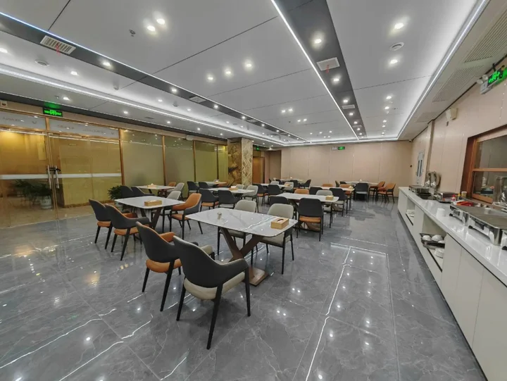 Чанша: Vienna Hotel (Changsha Ningxiang West High-speed Railway Station Emerald Lake Store)