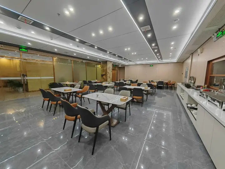 Чанша: Vienna Hotel (Changsha Ningxiang West High-speed Railway Station Emerald Lake Store)