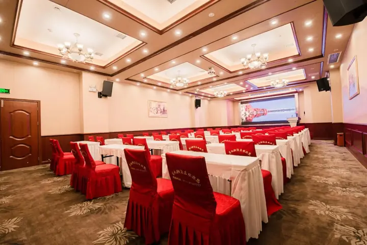 Чанша: Vienna Hotel (Changsha Ningxiang West High-speed Railway Station Emerald Lake Store)